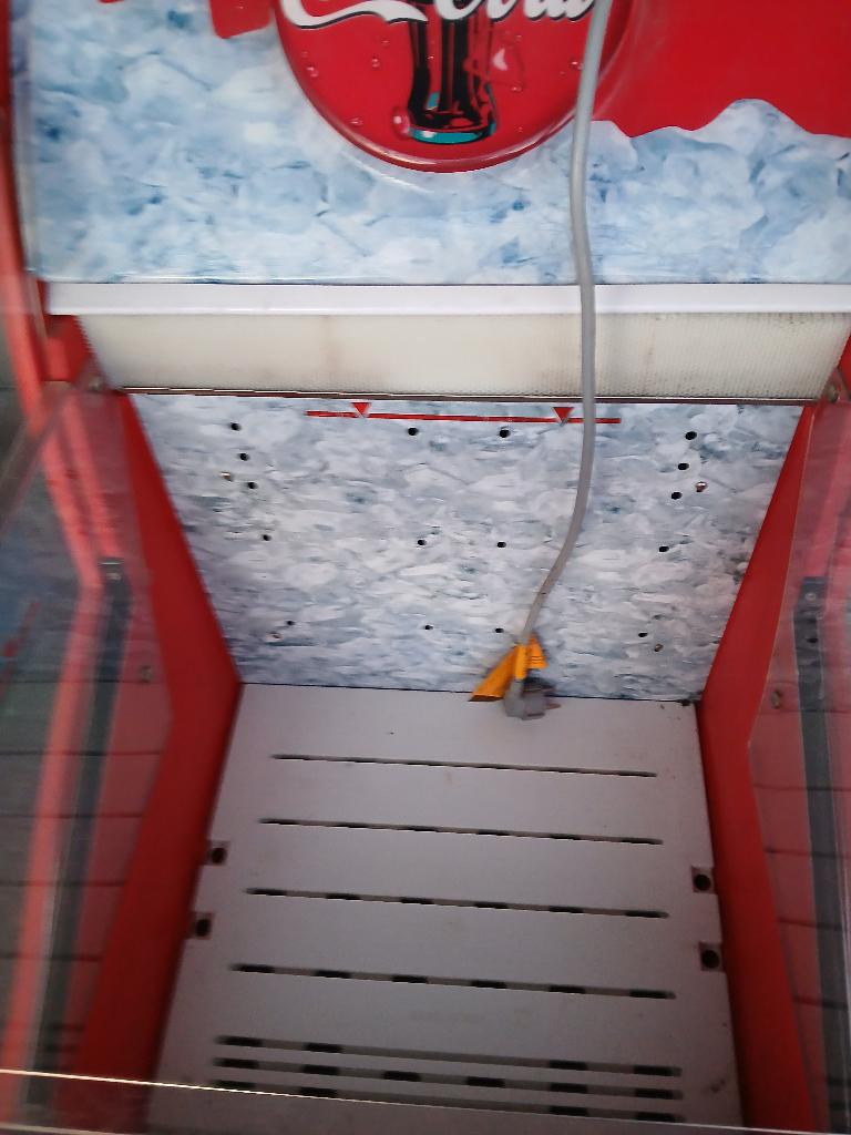 COCA COLA OPEN VERKOOP KOELKAST, 200 liter of meer, 60 cm of meer, Zonder vriesvak, Gebruikt