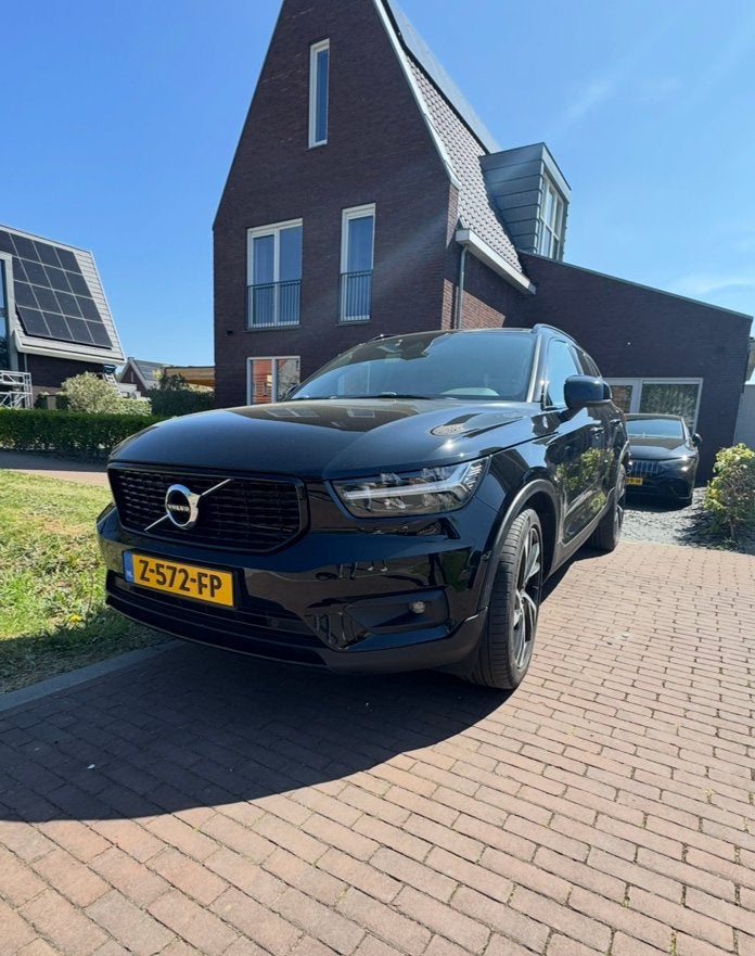 Volvo XC40 T5 Twin Engine 262 PK R line 21 inch alcantara, Auto's, Dealer onderhouden, 1800 kg, Zwart, 1712 kg