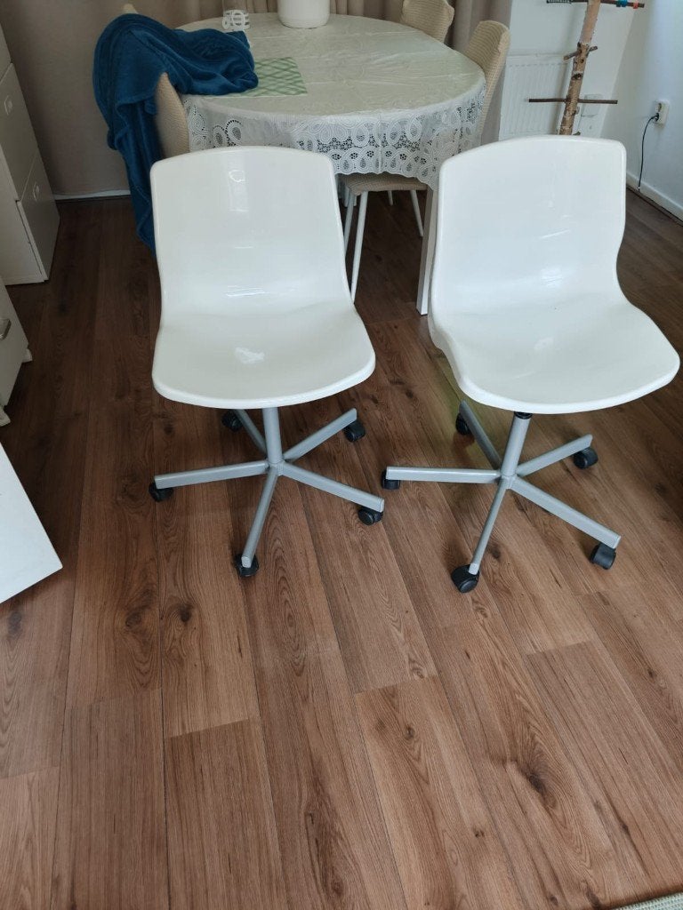 2x Witte draaibureaustoel op wieltjes in hoogte verstelbaar, Ophalen, Zo goed als nieuw, Zwart