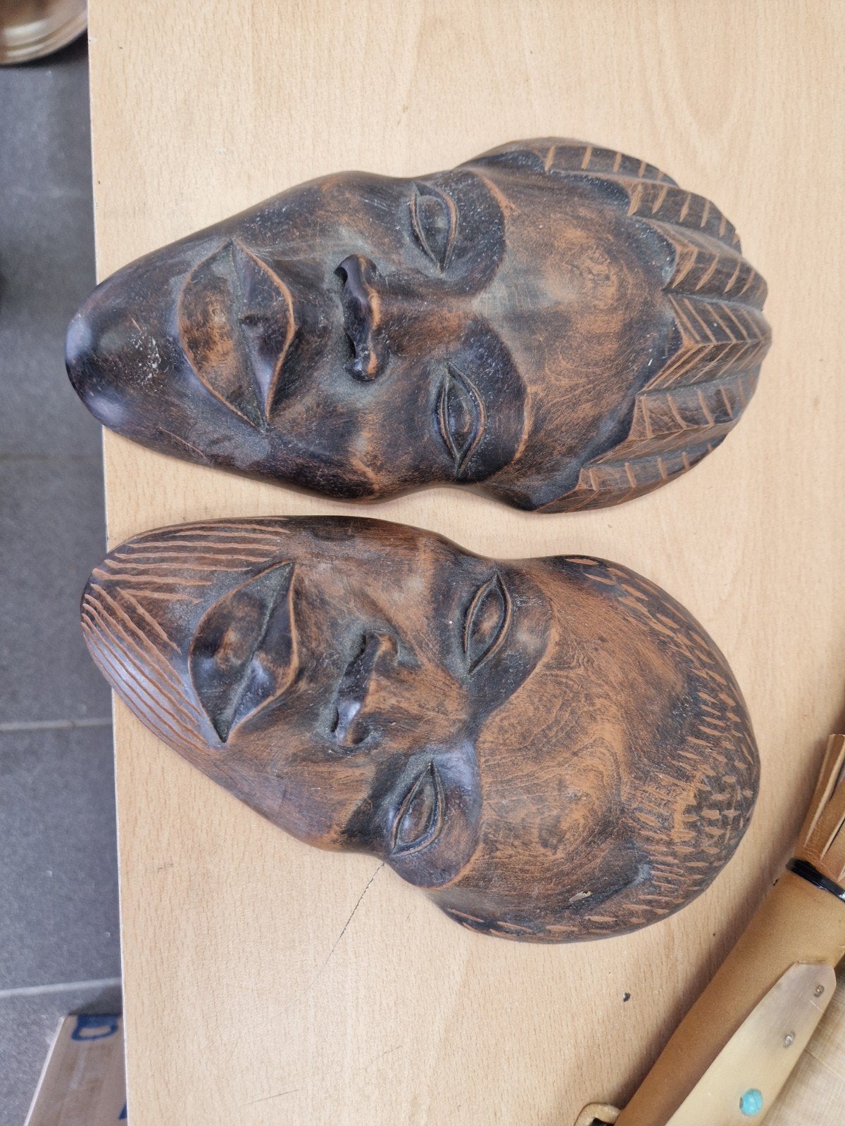 Houten wanddecoratie: Afrikaanse maskers (set van 2), Antiek en Kunst, Kunst | Niet-Westerse kunst, Ophalen of Verzenden