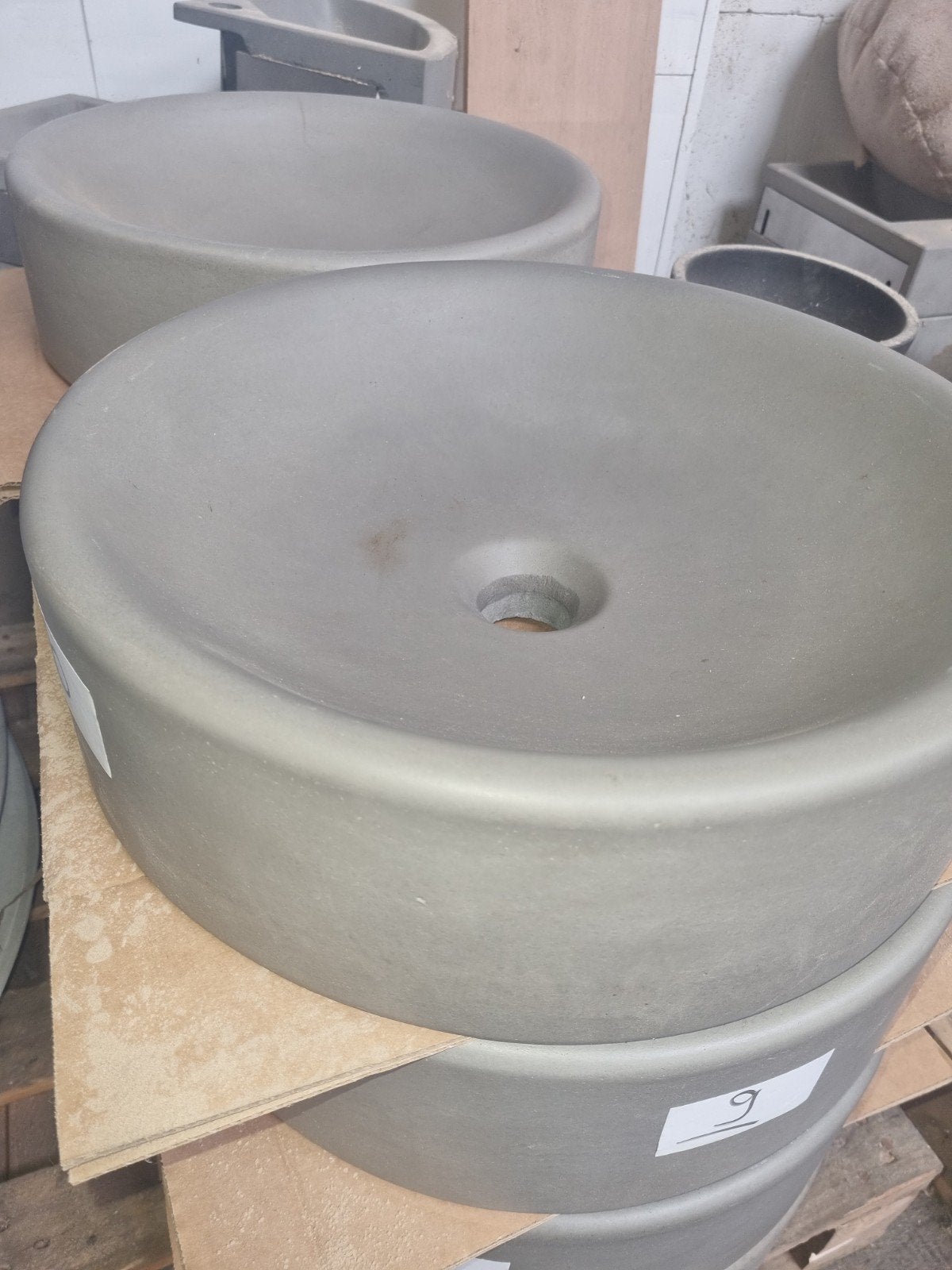 Grijze betonnen wasbak 40,5 cm - ook per stuk te koop, Doe-het-zelf en Verbouw, Ophalen