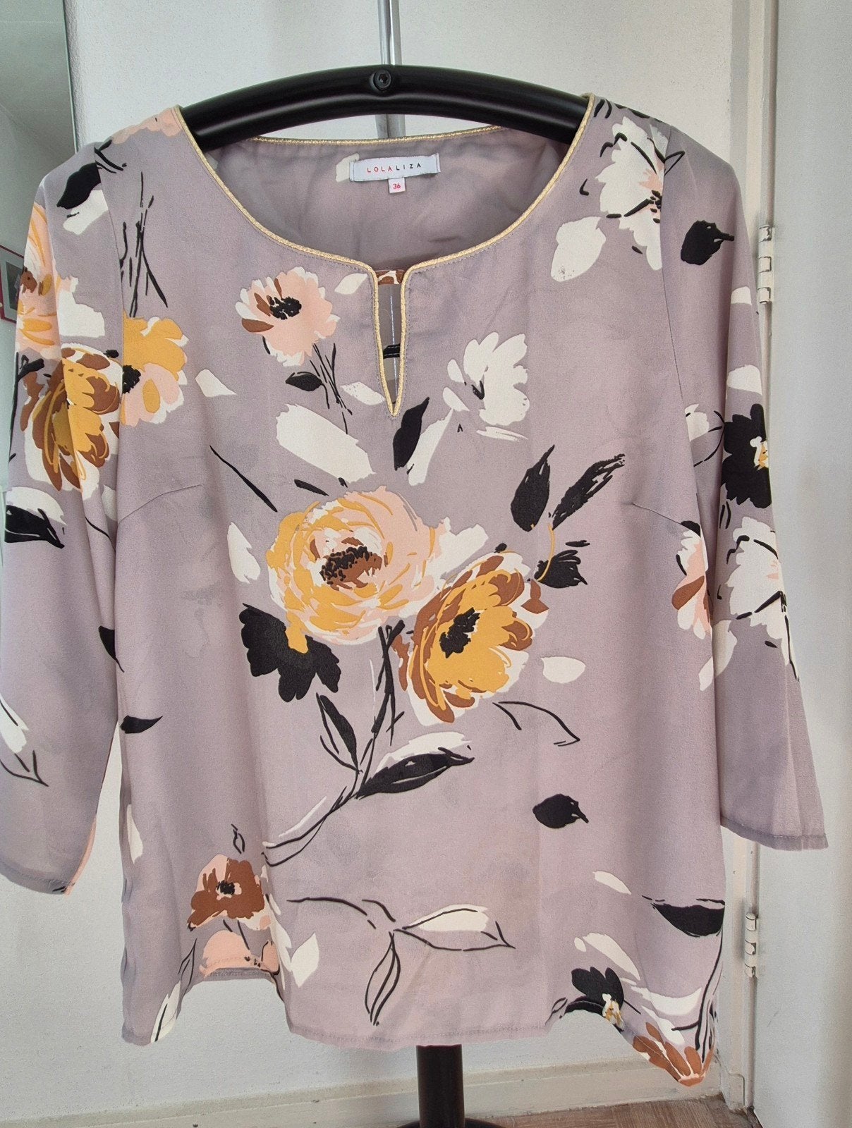 Lola Liza top maat 36 met bloemmotief en gouden bies, Kleding | Dames, Ophalen of Verzenden, Zo goed als nieuw, Maat 36 (S), Grijs