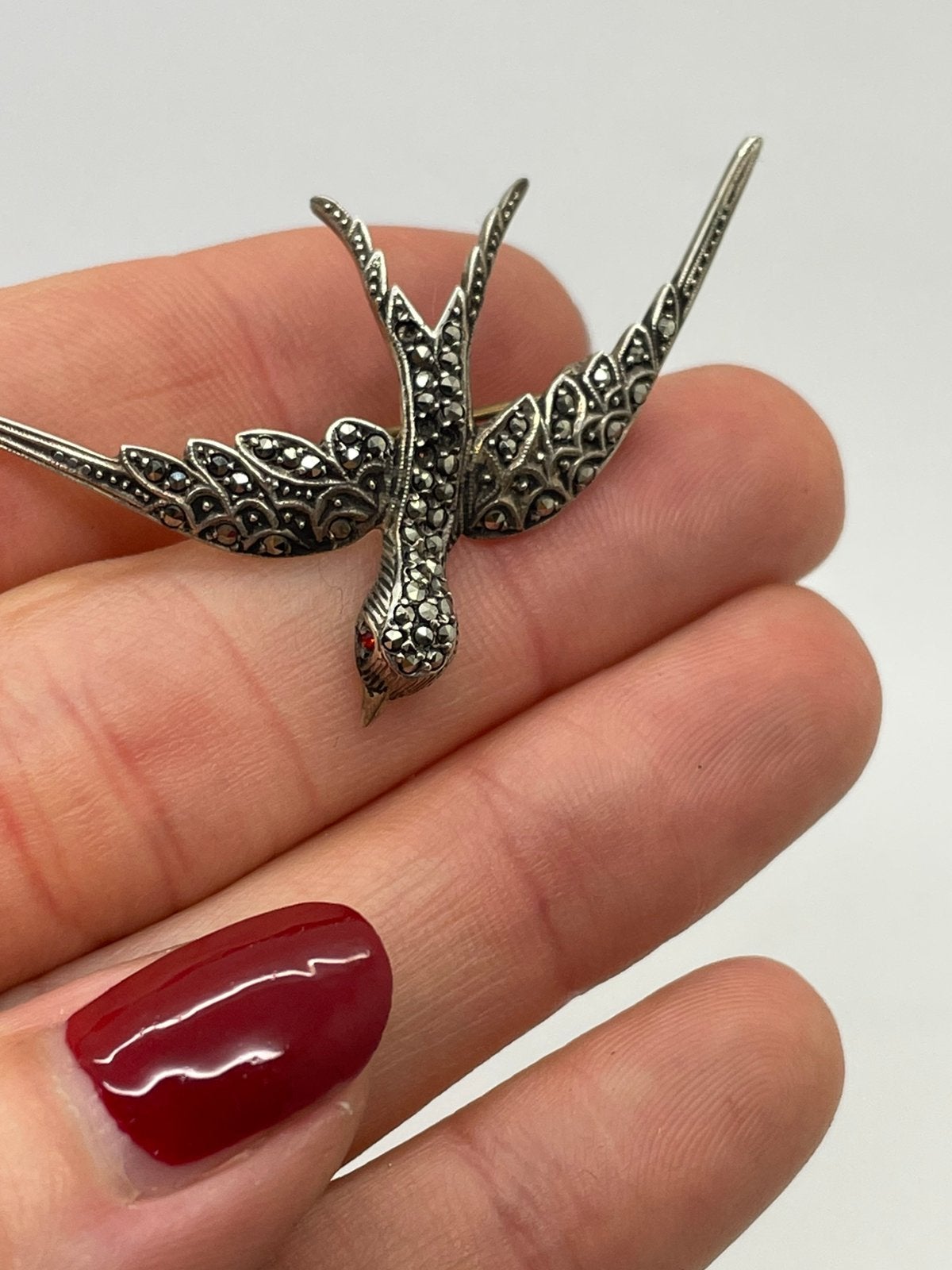 G352 Prachtige zilveren zwaluw broche, Ophalen of Verzenden, Zilver, Broche, Met edelsteen