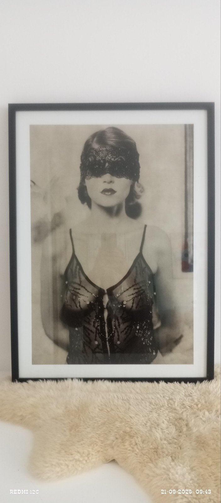 Ingelijste foto van vrouw met kanten masker, 50 – 75, Ophalen of Verzenden, Zo goed als nieuw, Foto of Poster