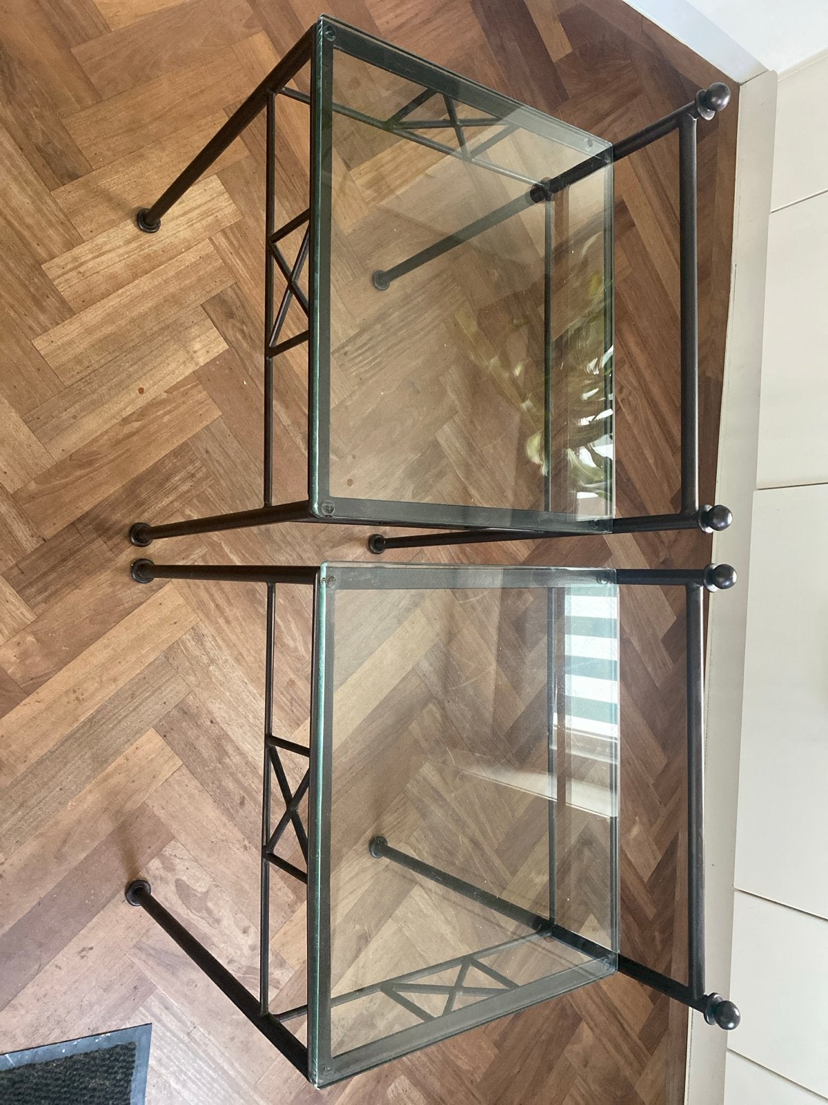 Set van 2 glazen bijzettafels met metalen frame, Huis en Inrichting, Tafels | Bijzettafels, Minder dan 55 cm, Gebruikt, Vierkant