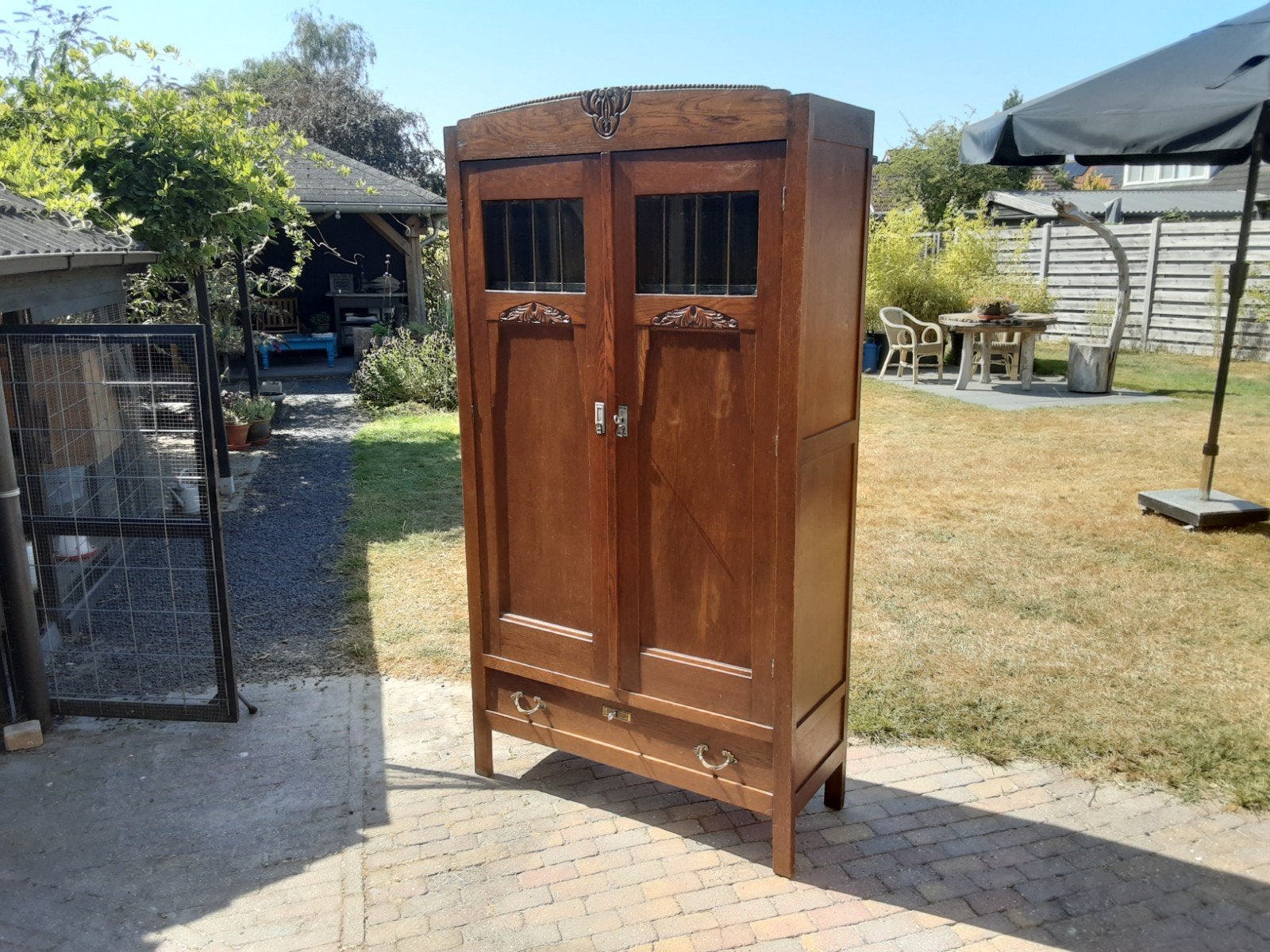 Eikenhouten art deco kast met geslepen glas en lade., Ophalen