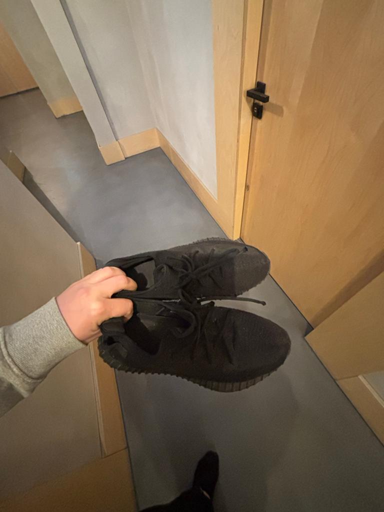 Adidas Yeezy Boost 350 V2 Core Black Red, Kleding | Heren, Schoenen, Ophalen of Verzenden, Gedragen, Zwart, Sneakers of Gympen