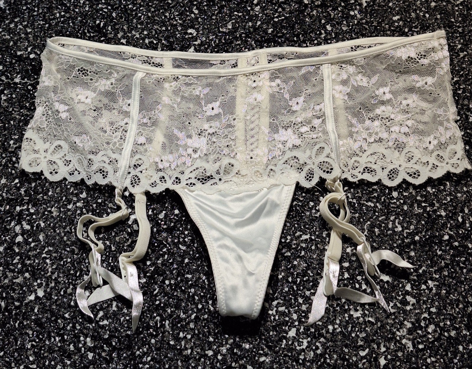 Sexy witte nieuwe slip/string met jarretelbandjes, Verzenden, Wit, String