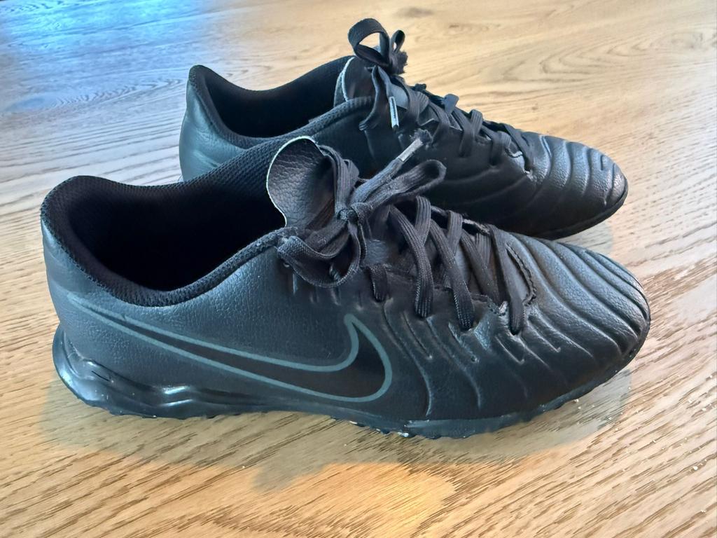 Nike Tiempo Legend 9 Club TF Voetbalschoenen Zwart, Maat XS of kleiner, Ophalen of Verzenden, Zo goed als nieuw, Schoenen