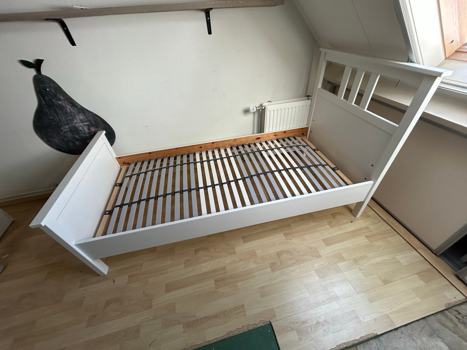 Wit eenpersoonsbed met lattenbodem -ikea Hemnes -, Huis en Inrichting, Slaapkamer | Bedden, Ophalen, Gebruikt, 90 cm, Eenpersoons