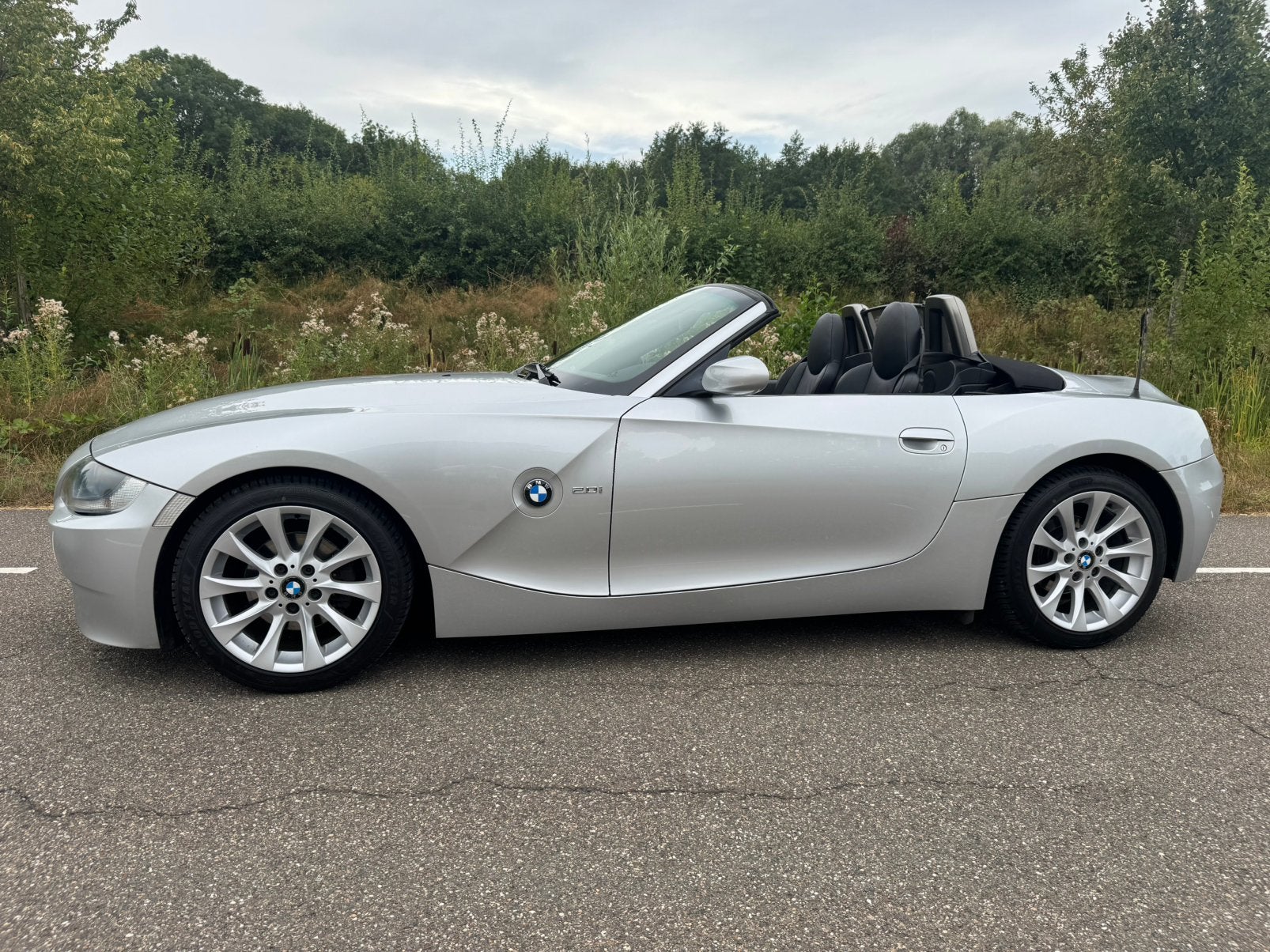 BMW Z4 2.0i Roadster | 2 eigenaren | dealeronderh | M-pakket, Auto's, BMW, 1995 cc, Zwart, 4 cilinders, Cabriolet
