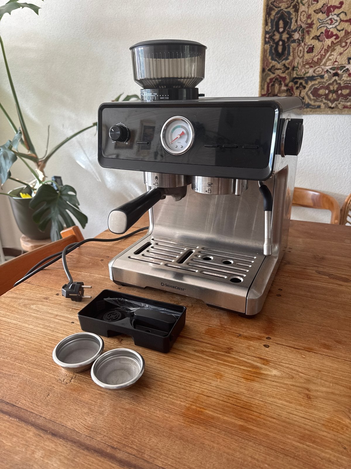Silvercrest Piston Espressomachine met ingebouwde maler, Espresso apparaat, Ophalen of Verzenden, Zo goed als nieuw, 2 tot 4 kopjes