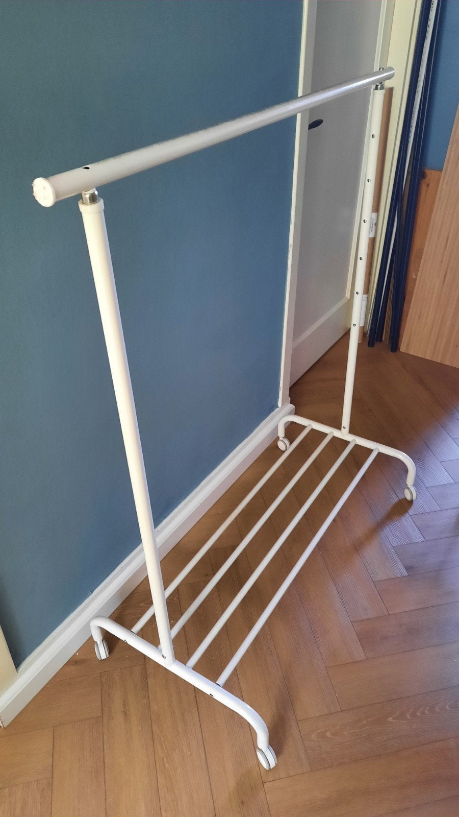 Wit kledingrek met wielen / verstelbare hoogte, Kleding | Dames, Kledingrekken, Ophalen, Met wielen, Gebruikt