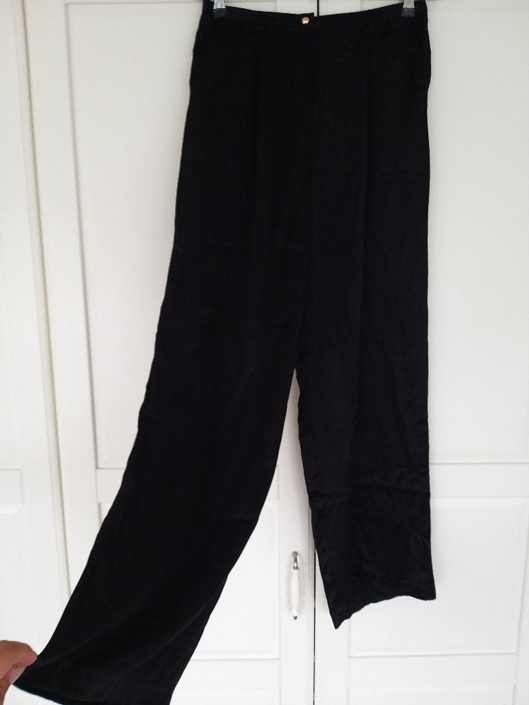 Stella Nova zwarte dunne glanzende flared broek, maat 38 M, Kleding | Dames, Maat 38/40 (M), Zwart, Lang, Gedragen