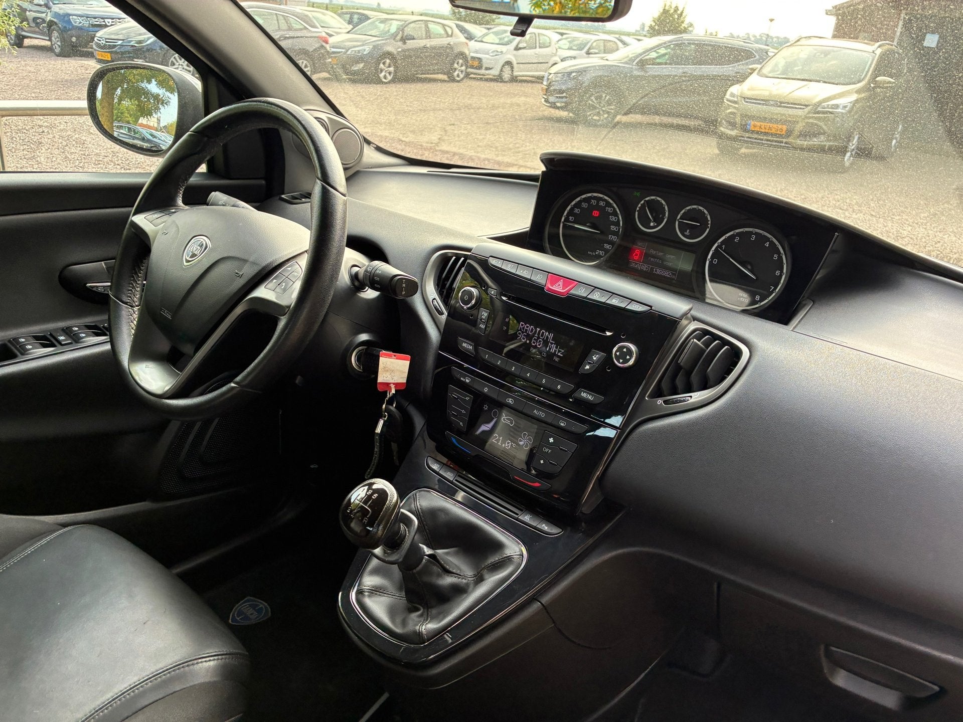 Lancia Ypsilon 0.9 TwinAir Platinum | Clima + Leder nu € 3, Voorwielaandrijving, Euro 5, 86 pk, Gebruikt