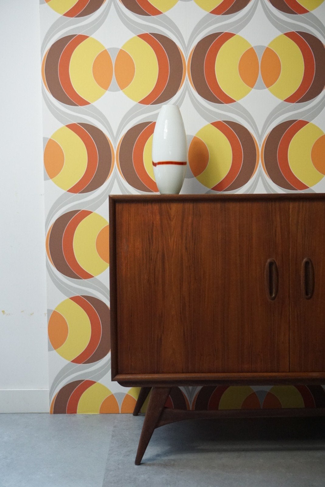 Vintage Vaas – Wit Opaline Glas met Rode Band - jaren 70, Ophalen of Verzenden