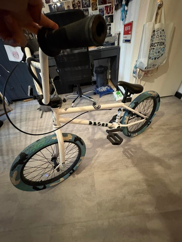 SourceBMX BMX fiets - Wit met blauw/groene banden, Ophalen, Staal, 20 tot 24 inch, Nieuw