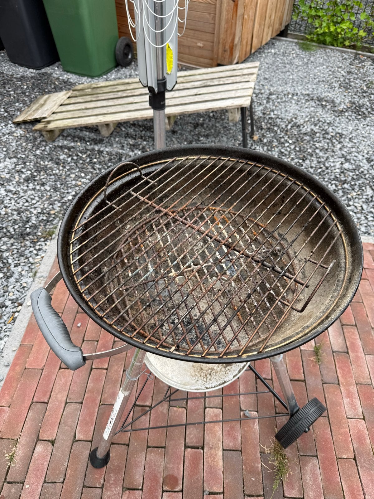Gebruikte Weber houtskool barbecue met wielen, Ophalen, Gebruikt