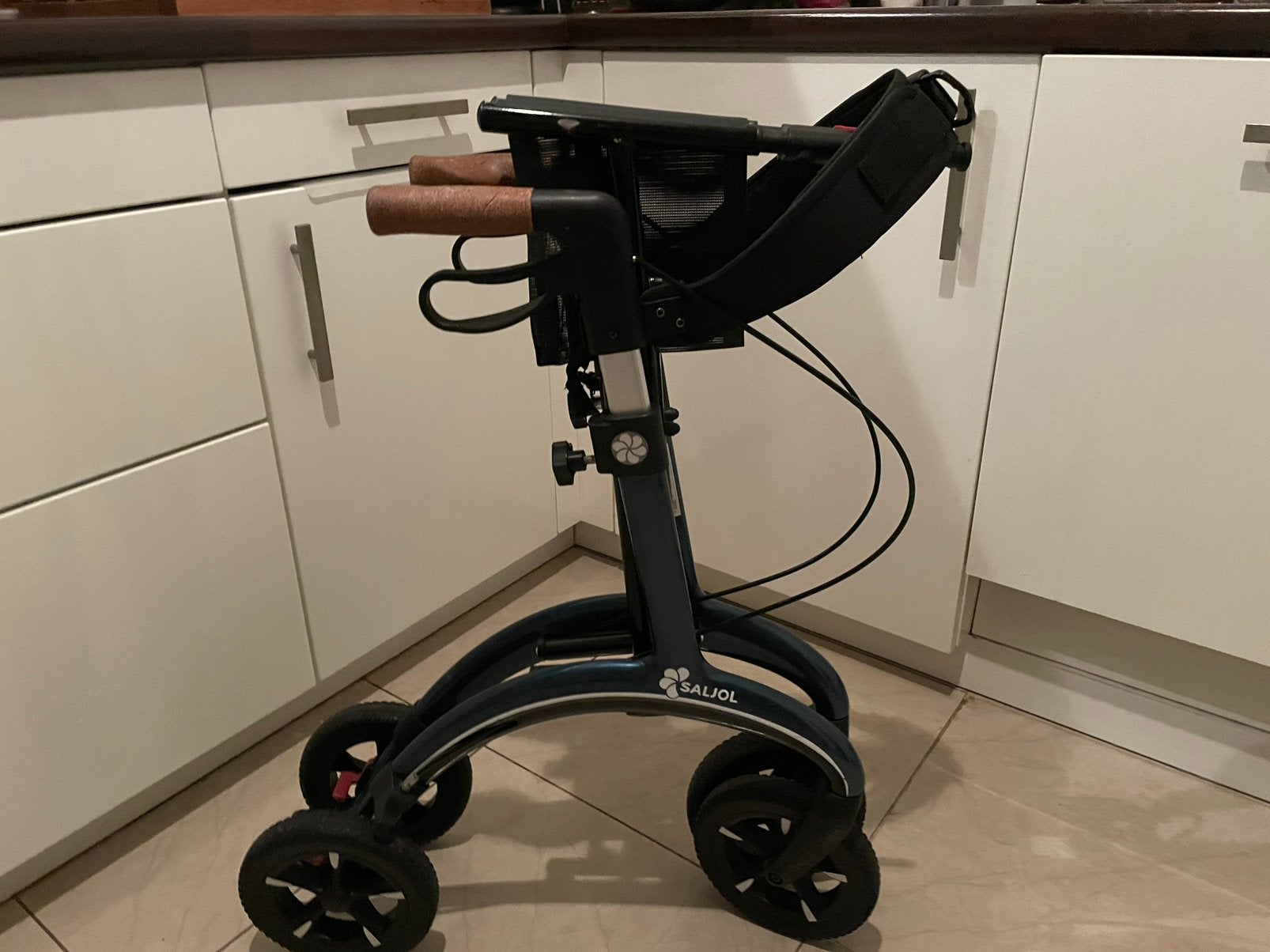 Rollator van Carbon merk Saljol en mooie Tas, Ophalen, Lichtgewicht, Zo goed als nieuw