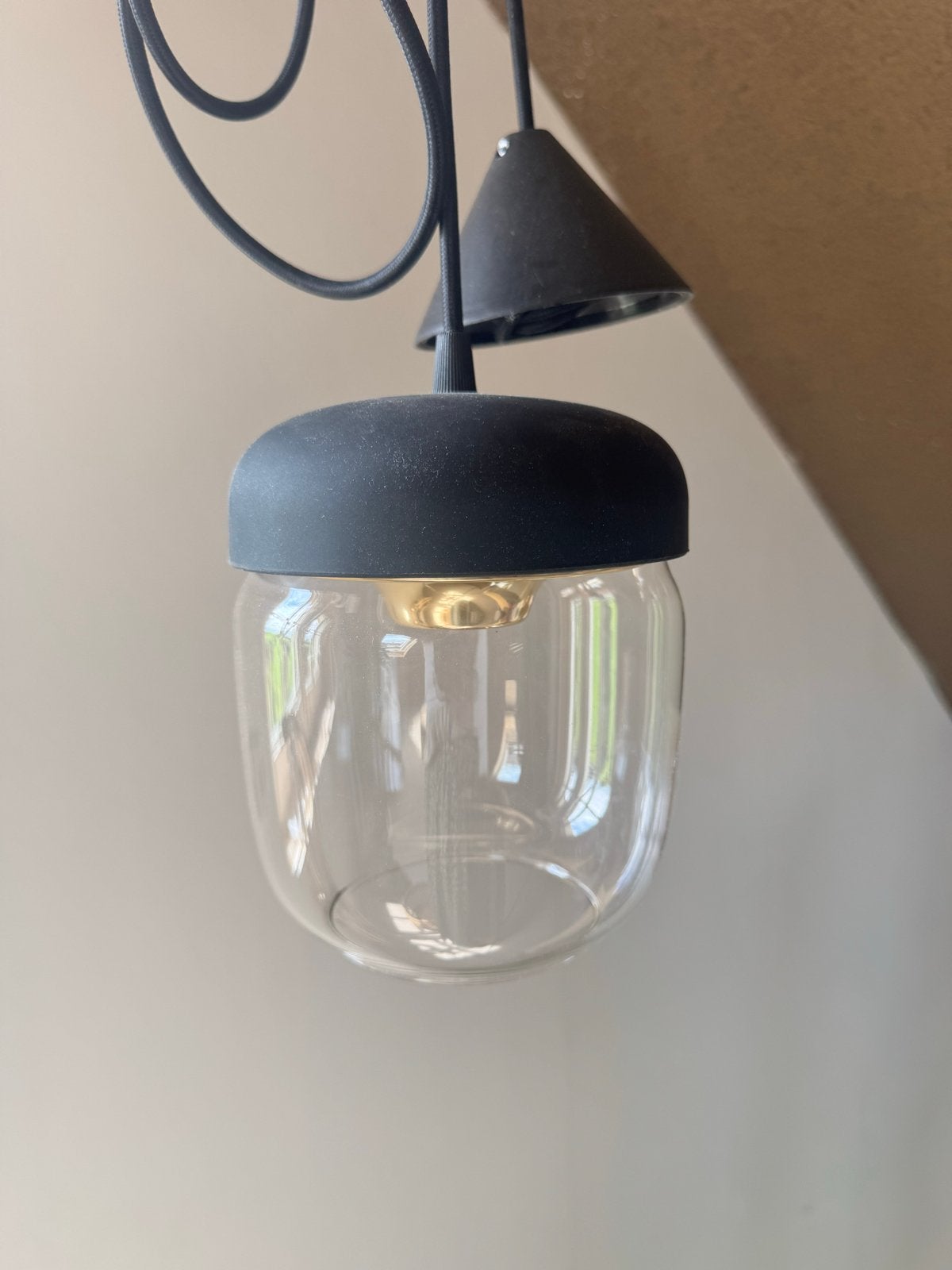 UMAGE Acorn hanglamp zwart/messing, zeer goede staat, Huis en Inrichting, Lampen | Hanglampen, Ophalen, Zo goed als nieuw, Metaal