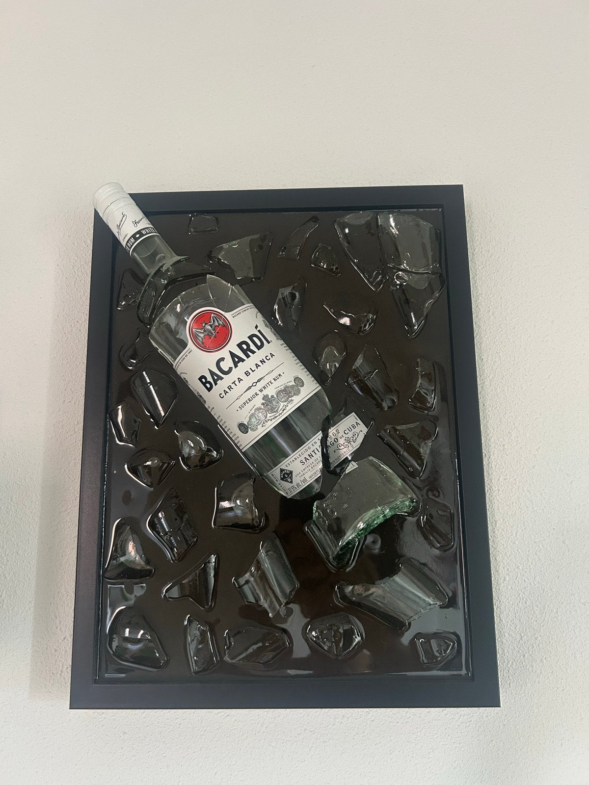 Bacardi fles kunstwerk met gebroken glas, Antiek en Kunst, Kunst | Beelden en Houtsnijwerken, Glas, Ophalen of Verzenden, Handgemaakt