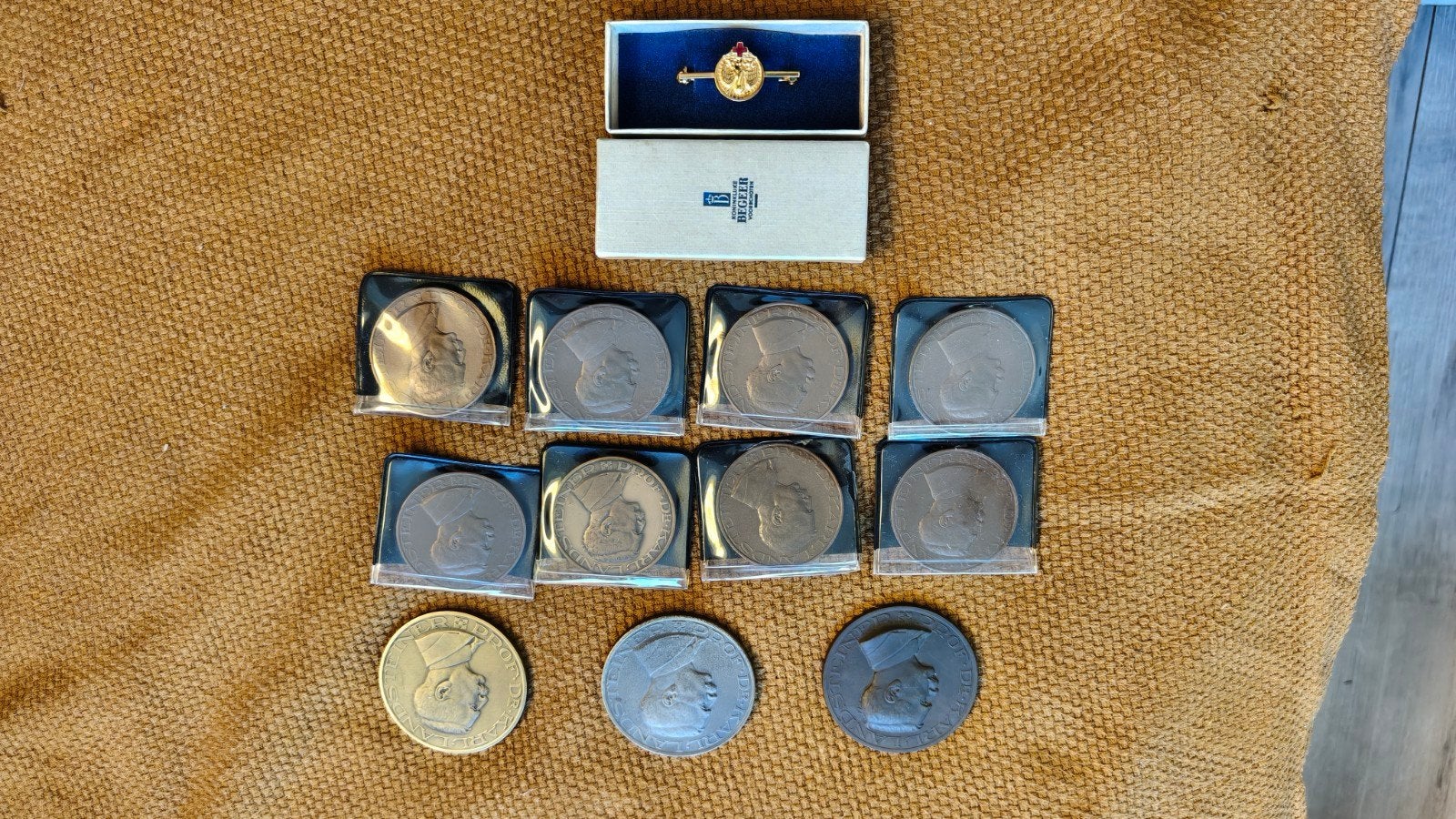 Elf oude penningen en dasspeld Rode Kruis., Verzamelen, Ophalen of Verzenden, Landmacht, Nederland, Lintje, Medaille of Wings