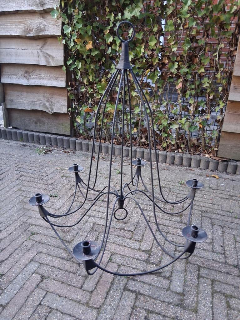 Grote smeedijzeren kroonluchter, Ophalen