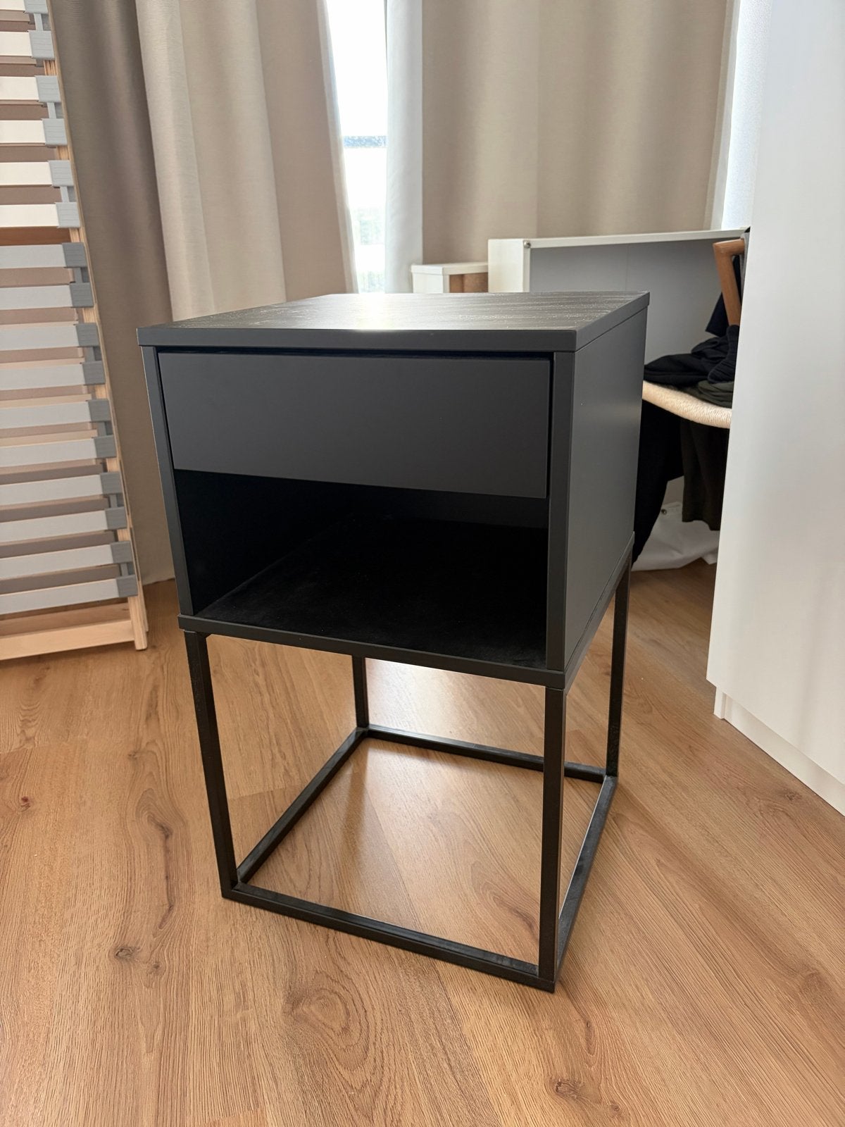Zwart nachtkastje met lade (IKEA VIKHAMMER), Gebruikt, Minder dan 45 cm, Metaal of Aluminium, Ophalen of Verzenden