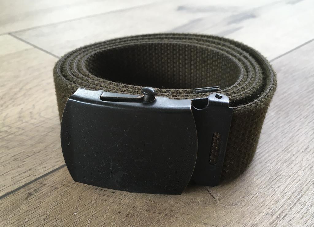 Riem / Belt - 03 (L: 106 cm B: 3 cm Legergroen), Kleding | Heren, Riemen en Ceinturen, Ophalen of Verzenden, Overige kleuren, Riem of Ceintuur
