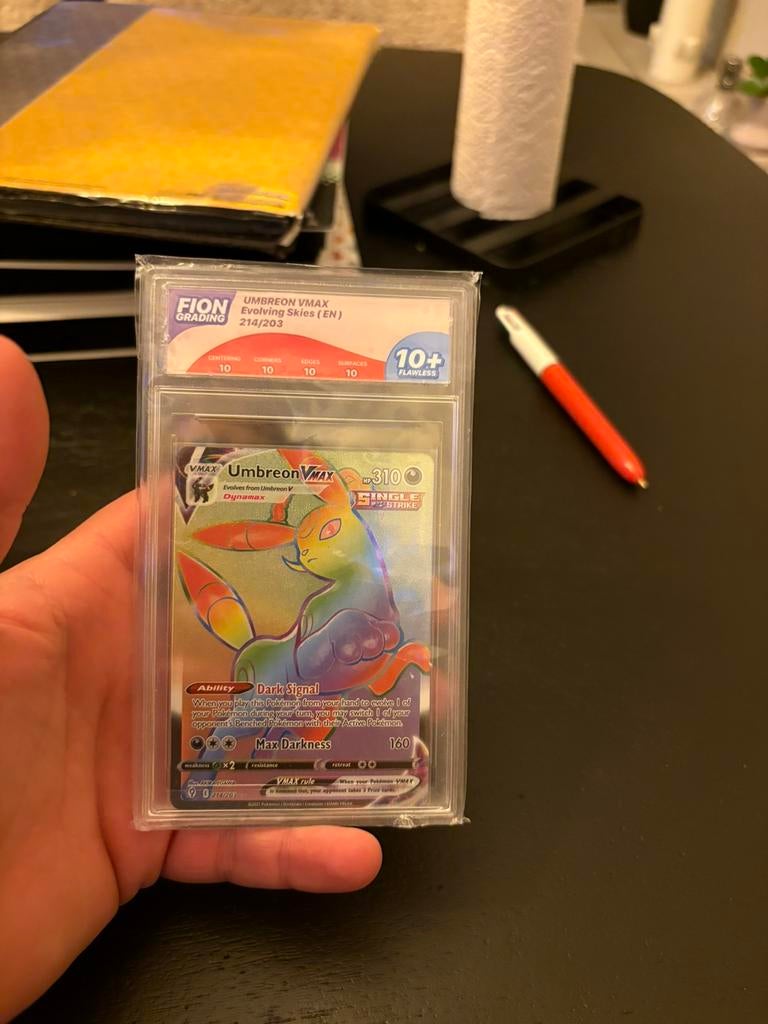 Umbreon vmax rainbow grade 10, Ophalen of Verzenden, Zo goed als nieuw, Meerdere kaarten, Foil