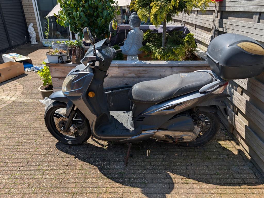SYM Scooter Grijs - Gebruikte staat, inclusief topkoffer, Fietsen en Brommers, Scooters | SYM, Ophalen, Gebruikt, Overige modellen