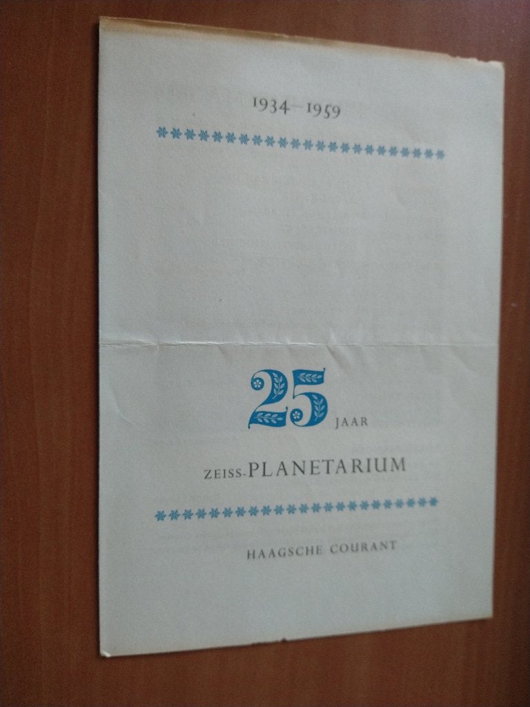 2 folders 25 jaar Zeiss-Planetarium Haagsche Courant, Boeken, Ophalen of Verzenden, Zo goed als nieuw