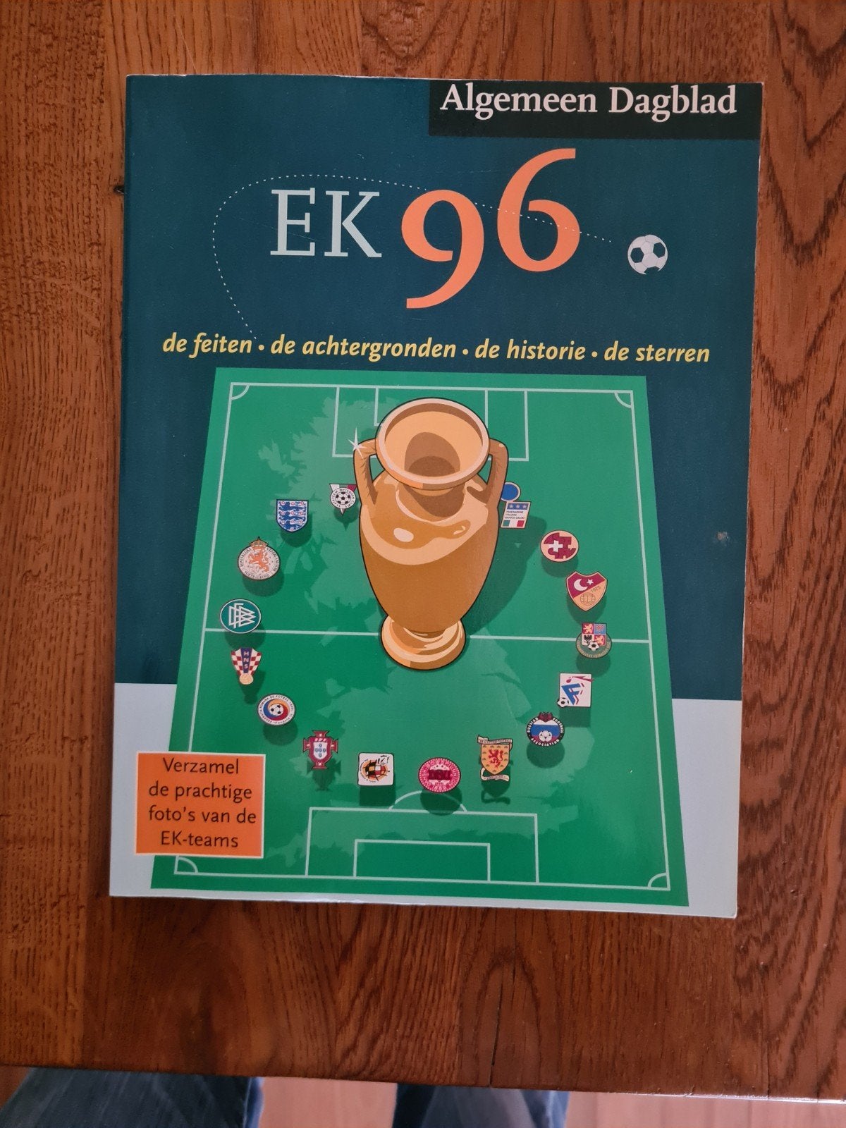 Algemeen Dagblad EK 96 Voetbalboek -  Historie, Sterre, Ophalen, Zo goed als nieuw, Algemeen Dagblad, Balsport