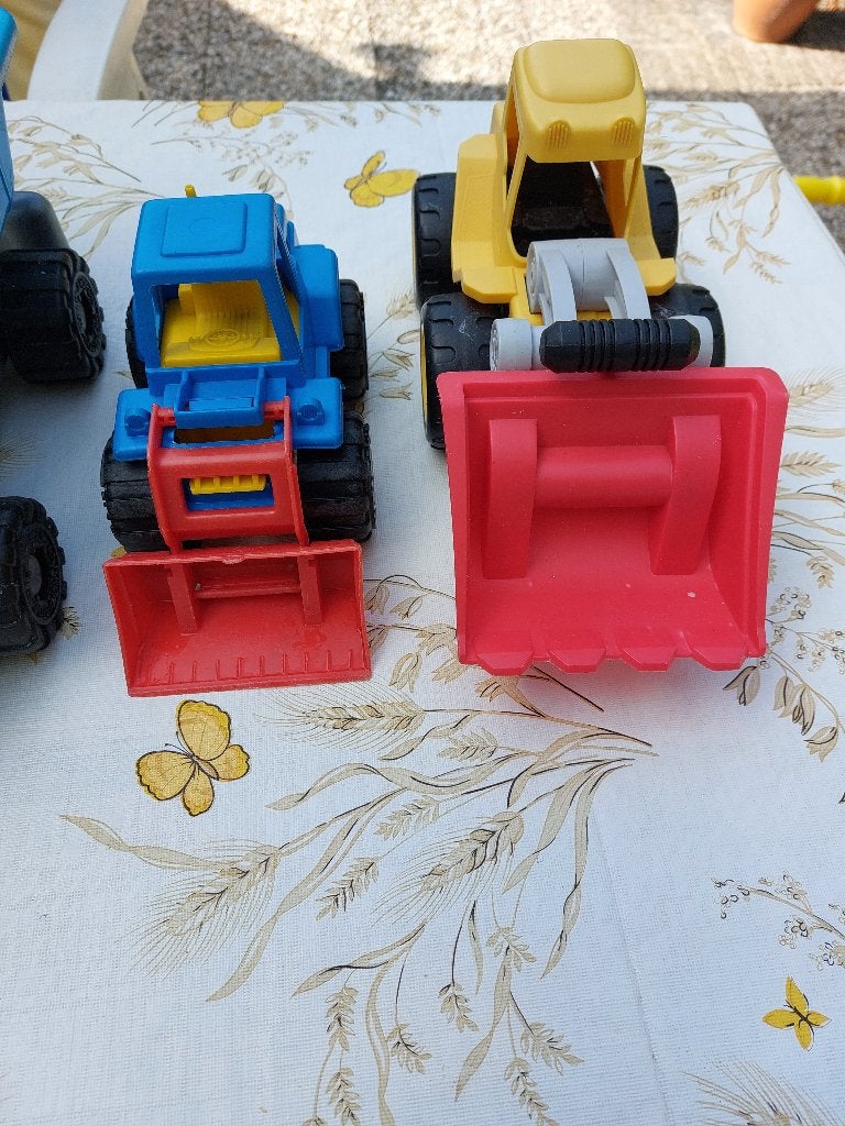 2 sjofels, 2 kiepauto's, beereboot, kruiwagen met vormpjes, Ophalen, Gebruikt
