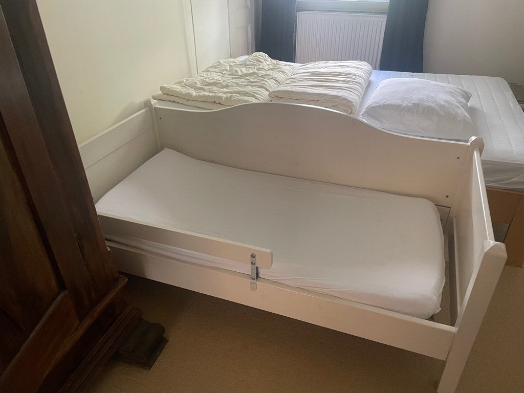 Stevig peuterbed met hoge kant en zijsteun, matras etc., Kinderen en Baby's, Gebruikt, 140 tot 160 cm, Minder dan 70 cm, Ophalen