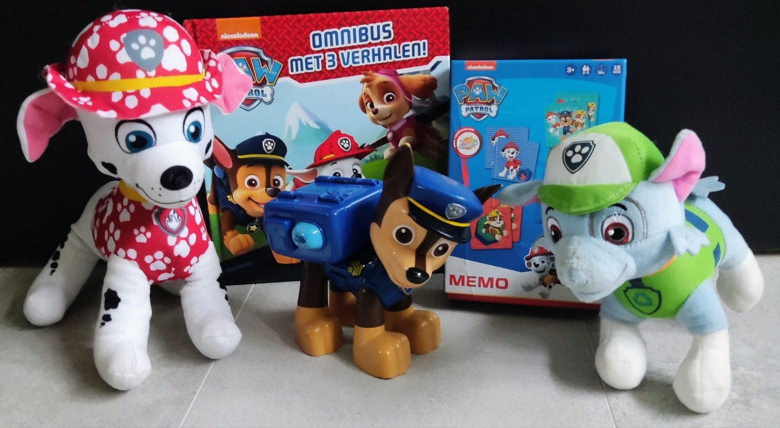 Paw Patrol speelgoedpakket: knuffels, boek en memo spel, Gebruikt, Overige merken, Middelgroot (20 tot 80 cm), Met kleding of accessoire
