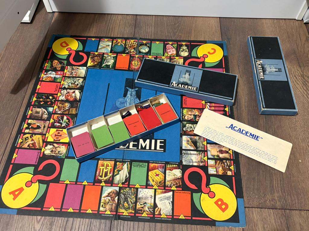 Academie - bordspel 1942, Hobby en Vrije tijd, Gezelschapsspellen | Bordspellen, Drie of vier spelers, Ophalen of Verzenden, Gebruikt