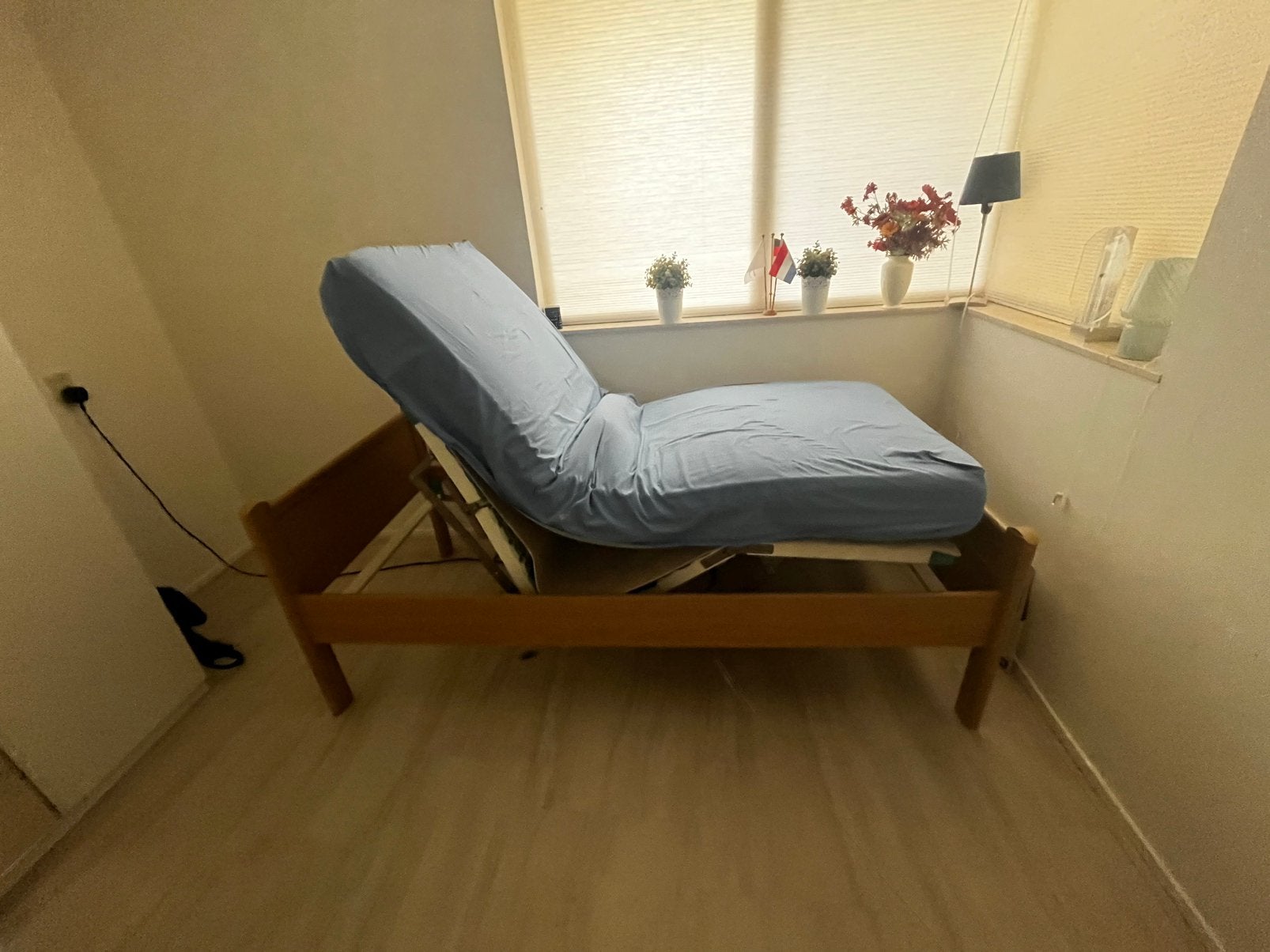 Mooi seniorenbed met elektrisch verstelbare lattenbodem, Ophalen, 90 cm, Eenpersoons, Beige