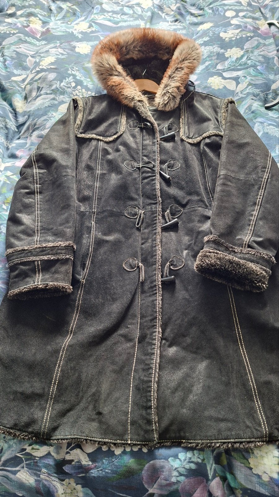 Lange zwart suede gevoerde winterjas 42-44, Kleding | Dames, Ophalen of Verzenden, Zo goed als nieuw, Maat 42/44 (L), Zwart