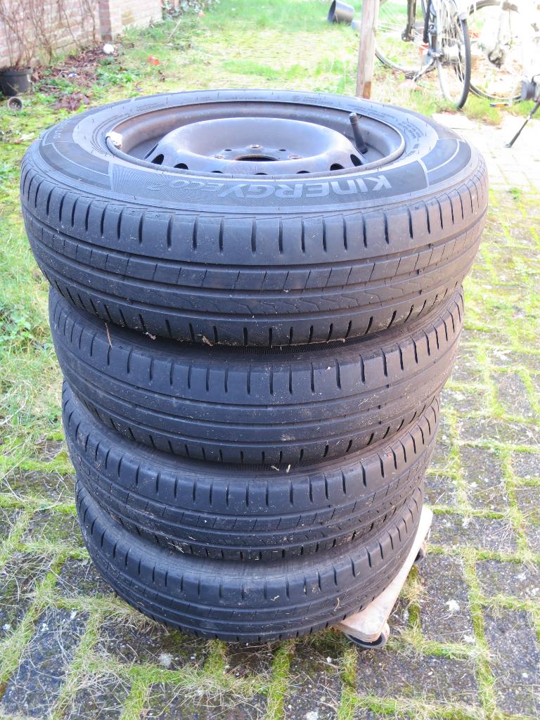 Zomerbanden met velg, 4 stuks 165/70/R14 goed profiel., Ophalen, Gebruikt, Fiat