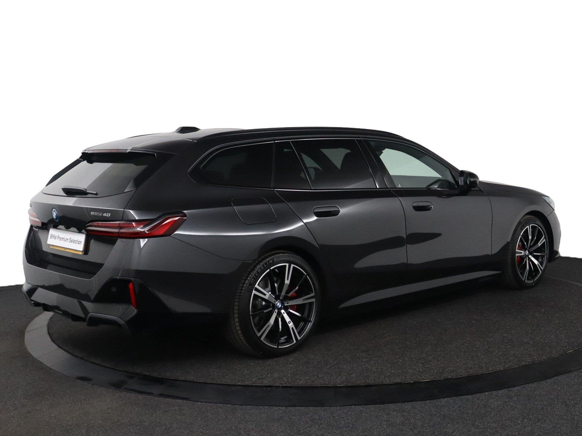 BMW i5 Touring eDrive40 M Sport Edition 84 kWh | SOH 100% |, Auto's, Stoelverwarming, 510 min, Zwart, Met garantie (alle)