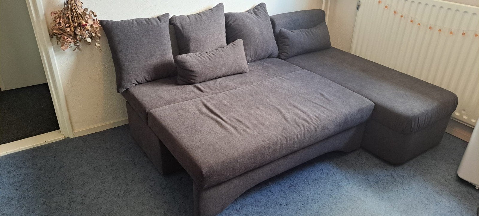 Antraciet hoekbank met chaise longue en slaapfunctie, Huis en Inrichting, Banken | Bankstellen, Gebruikt, 100 tot 125 cm, Hoekbank