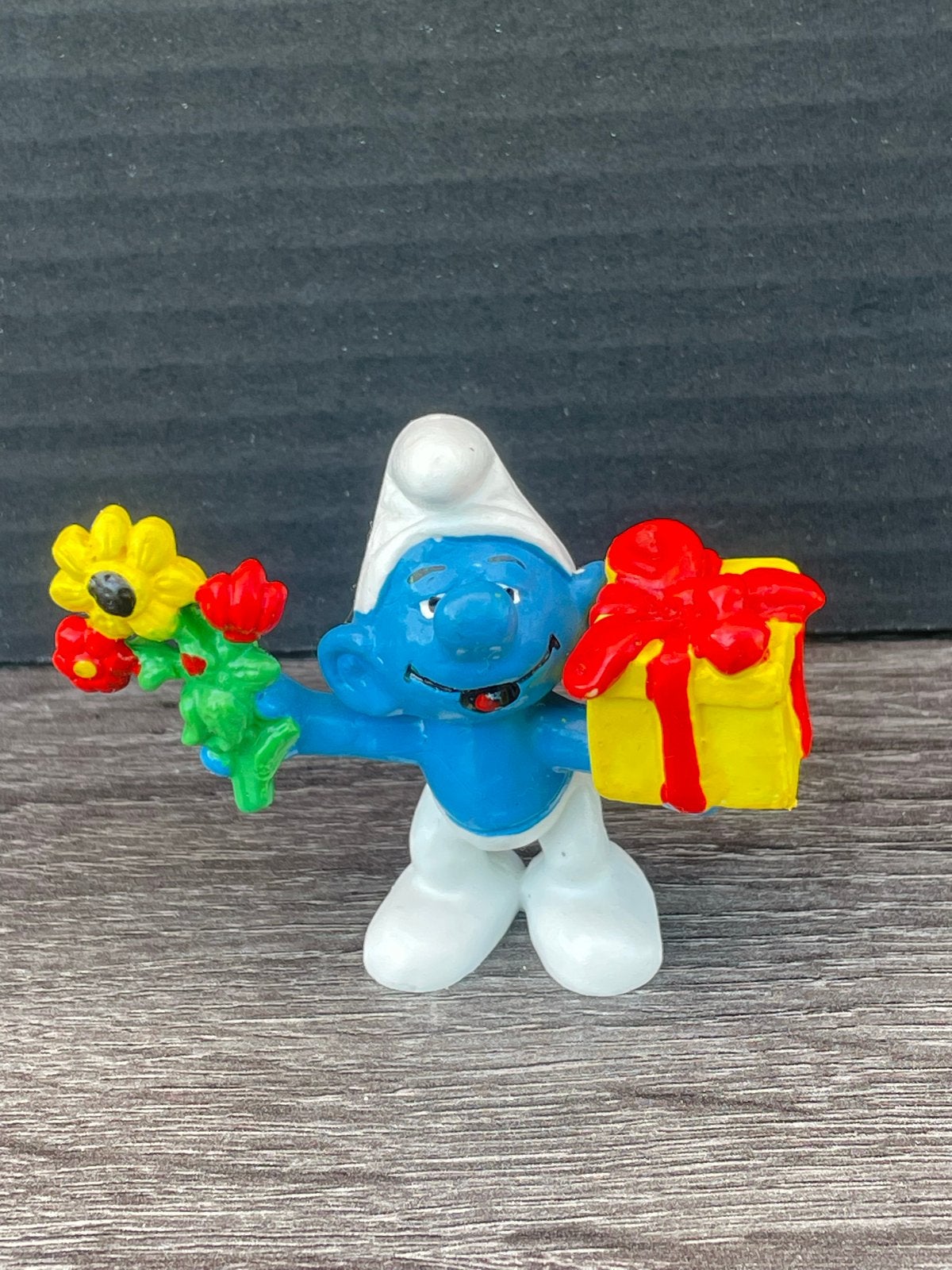 Smurf met bloemen en cadeau - Vintage Smurfen figuurtje, Verzamelen, Smurfen, Ophalen of Verzenden, Gebruikt, Overige Smurfen