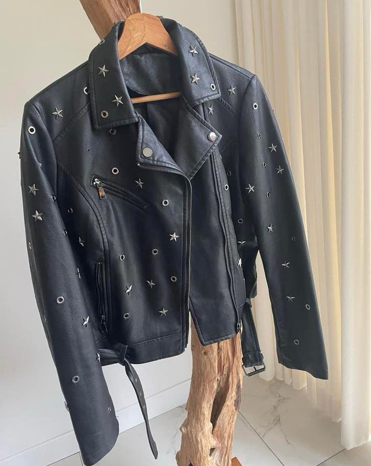 Imitatie leren jas met zilverenkleurige sterren studs, Ophalen of Verzenden, Gedragen, Maat 38/40 (M), Zwart