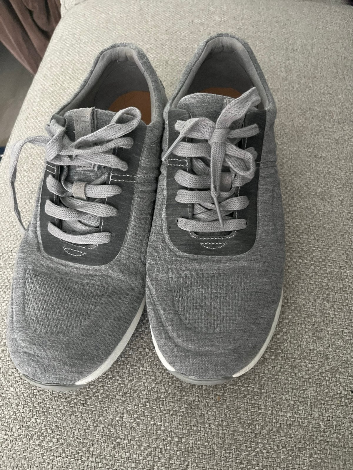 Grijze UGG sneakers - Maat 40 - Goede staat, Kleding | Dames, Schoenen, Ophalen of Verzenden, Sneakers of Gympen, Grijs, Gedragen