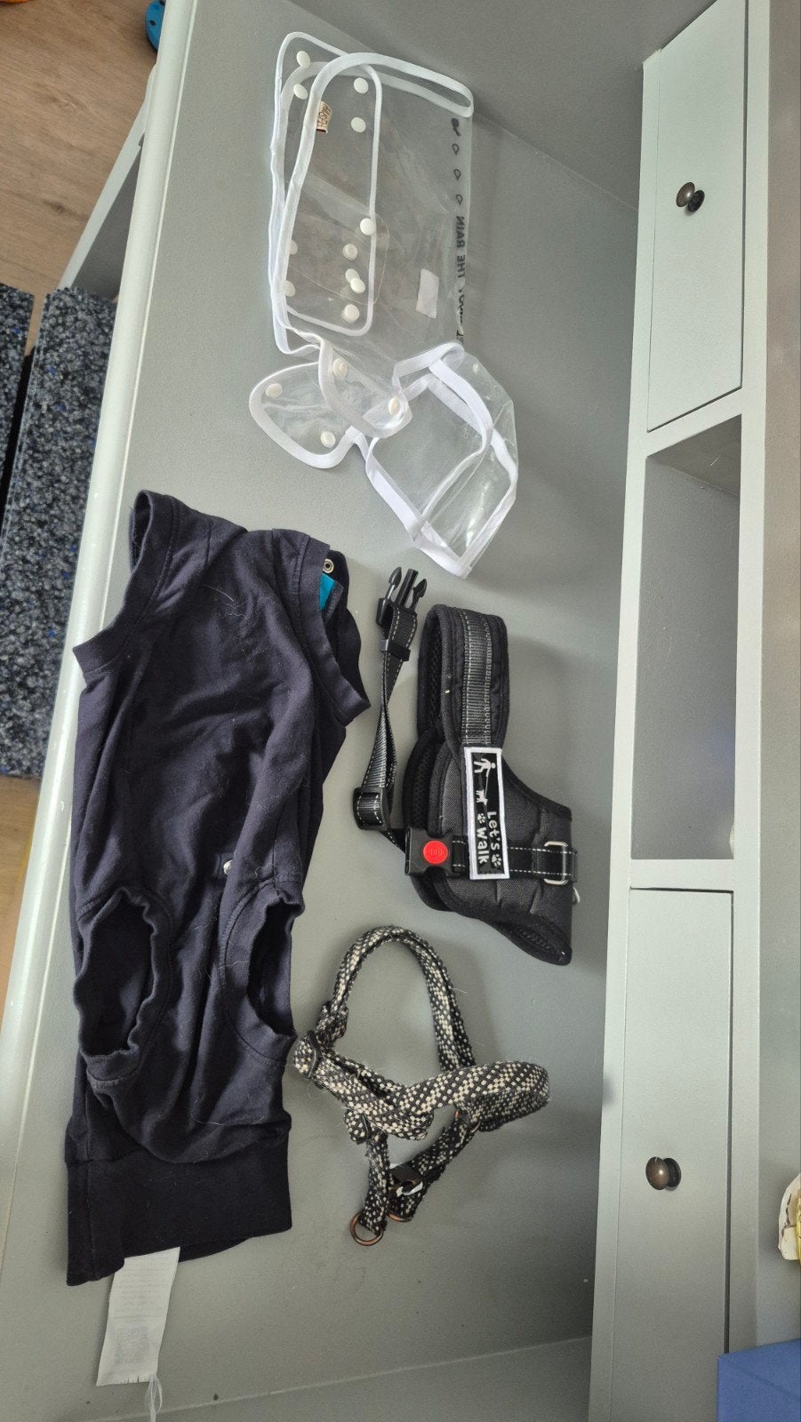 Honden tuigjes M, medisch vest M, regenjas S, Ophalen