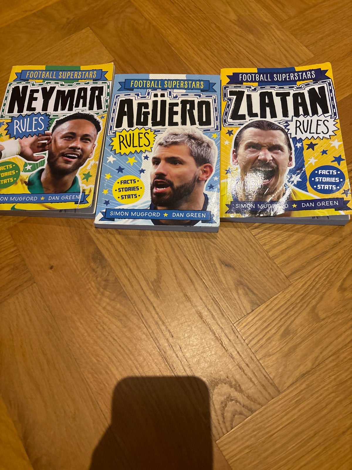 Football Superstars boeken: Neymar, Agüero, Zlatan, Ophalen of Verzenden, Zo goed als nieuw, Overige sporten