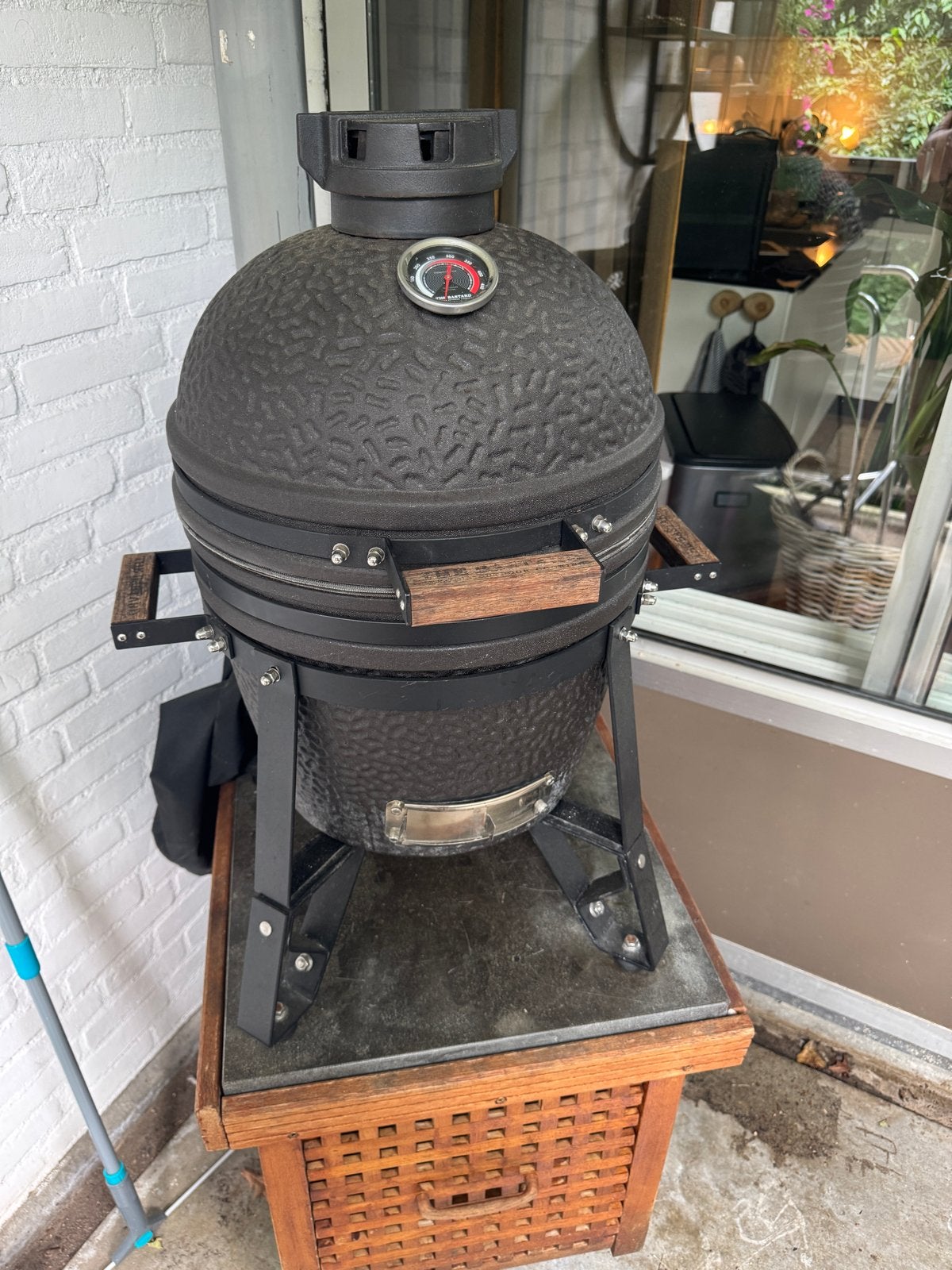The Bastard Kamado inclusief hoes, handschoenen en accessoir, Ophalen of Verzenden, Gebruikt