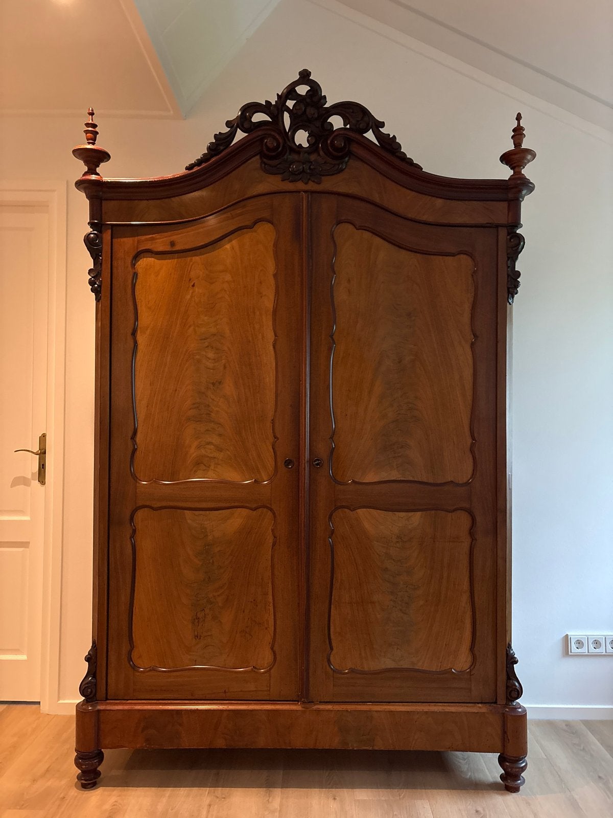 Antieke Kast met Sierlijk Houtsnijwerk in - 230x150x46 cm, Ophalen