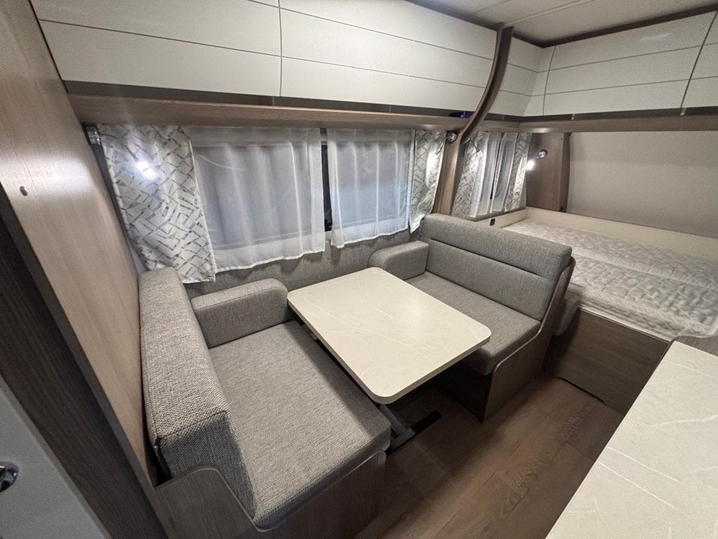 Hobby On Tour 470 KMF met voortent en stapelbed 2025, Caravans en Kamperen, Caravans, Dwarsbed, Bedrijf, Treinzit, 750 - 1000 kg